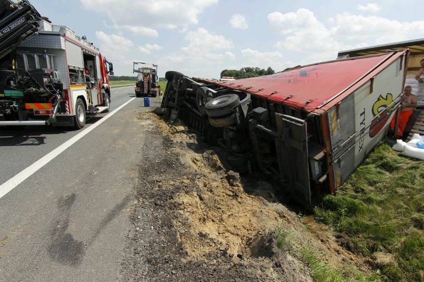 Wypadek przy AOW. Tir przewrócił się, bo kierowca chciał zawrócić (ZDJĘCIA)