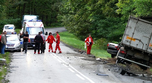 Droga do Osieka jest nazywana przez kierowców "trasą śmierci&#8221;. To jedna z najbardziej niebezpiecznych tras na terenie województwa. Na zdjęciu tragiczny wypadek w okolicach Wiśniówki z września ubiegłego roku.