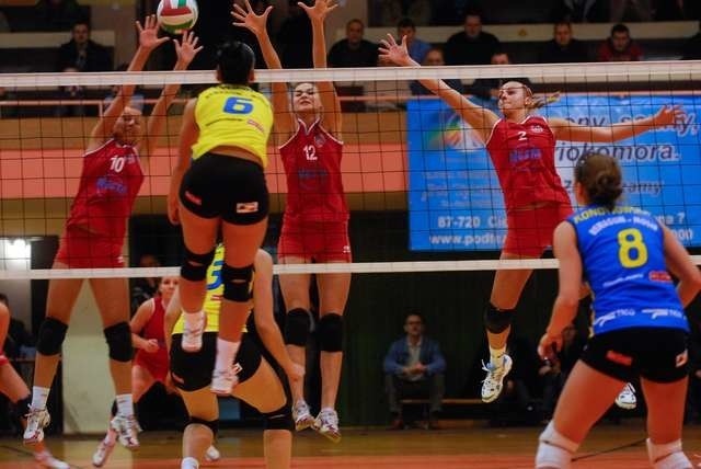 Karolina Filipowicz (nr 10) i Marta Wiśniewska (nr 12) wracają po latach do Budowlanych Toruń