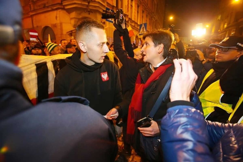 Marsz narodowców we Wrocławiu rozwiązany. Są ranni, wśród nich policjant. Dutkiewicz: Brak wsparcia policji. Ta odpowiada: Był pan tam?