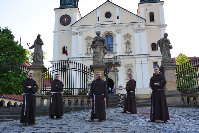 Ci bracia bernardyni (od lewej: Karol Kida, Eliasz Kucharski, Tomasz Kaczmarczyk, Celestyn Cebula i Filip Czub) przyjęli w ub. weekend święcenia kapłańskie w Kalwarii Zebrzydowskiej