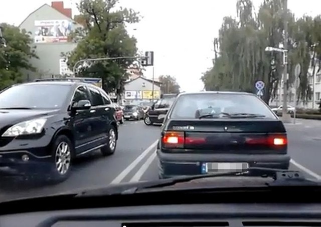 Kierowcy skręcający w lewo nie mogą tego zrobić, bo oba pasy blokują kierowcy stojący w korku
