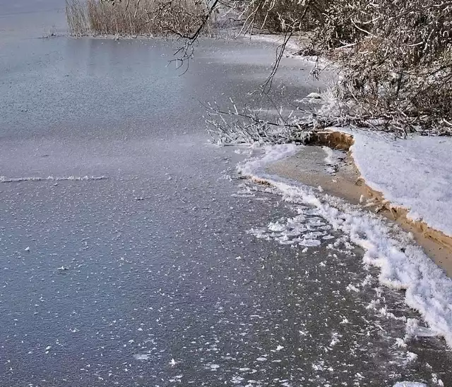 Na jeziorze Wądół w Lipianach pod wędkarzem załamał się lód.