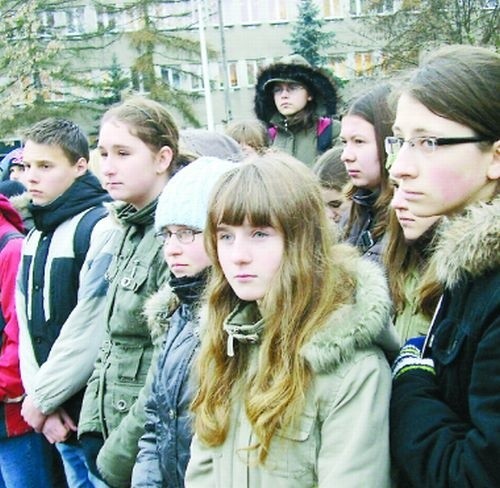 Uczestnicy wiecu uczcili minutą ciszy pamięć sokółczanina zamordowanego kilka dni temu w Białymstoku