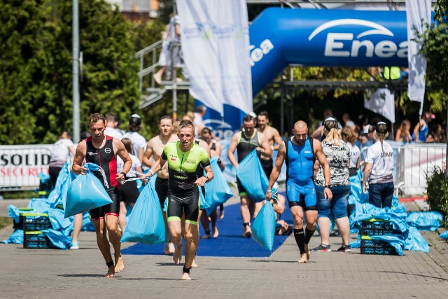 W wodzie, na rowerach i na biegowej trasie rywalizowali uczestnicy Enea Bydgoszcz Triathlon. Niedziela była drugim dniem zmagań uczestników. Startujący w godzinach porannych, walczyli na dystansie 1/2 (1,9 km pływania, 90 km roweru i 21,1 km biegu). Na godziny południowe zaplanowano 1/8 (475 m pływania, 22,5 km roweru i 5,2 km biegu). Uczestnikom mocno we znaki dawała się wysoka temperatura, ale ambitnie walczyli. W Enea Bydgoszcz Triathlon wystartowało ich w sumie prawie 5 tysięcy - co sprawia, że impreza jest chyba największą tego typu w Polsce. 