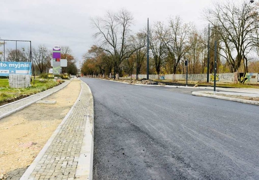 Na Dąbrowskiego jest już asfalt. Za kilka dni otwarcie pierwszego odcinka [zdjęcia]