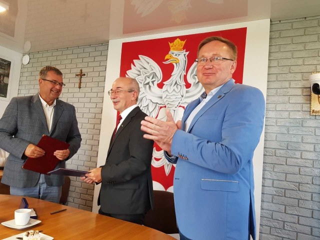 Wójt Czech i dyrektor Klabis podpisali porozumienie w UG Kochanowice w obecności posła na Sejm RP Andrzeja Gawrona oraz m.in. samorządowców gminy.