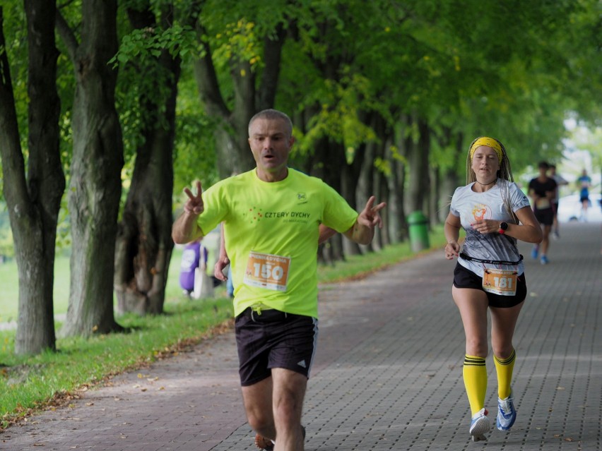 „Jesienna Dycha”. Kilkuset biegaczy wzięło udział w biegu nad Zalewem Zemborzyckim. Zobacz zdjęcia