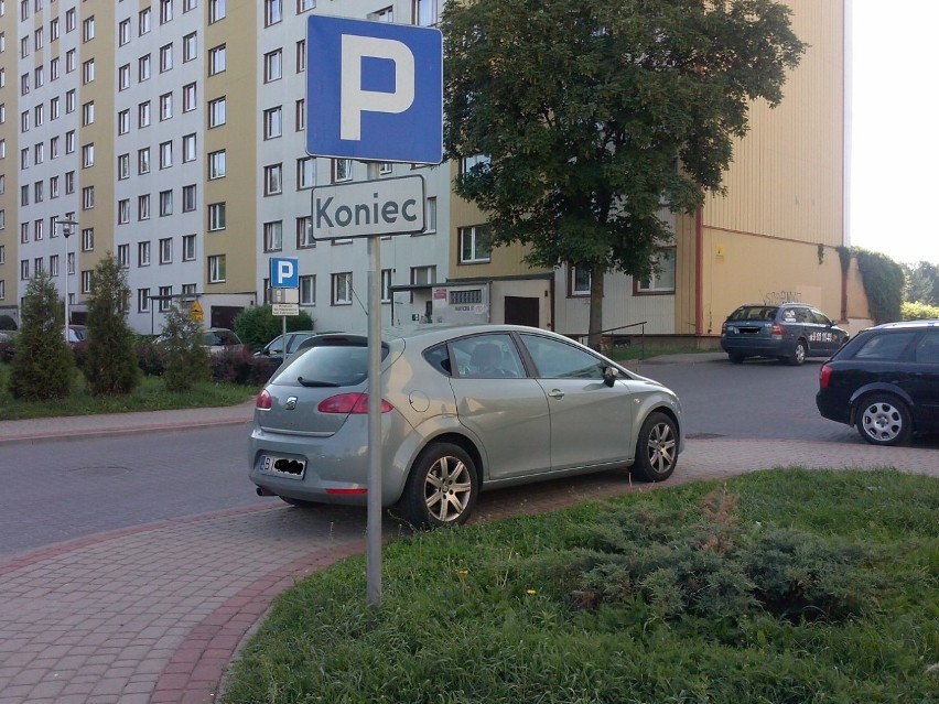 Parkowanie na chama na chodniku przy ul. Wąskiej w...