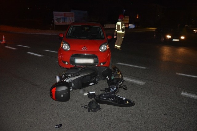 Do zdarzenia doszło w czwartek na ul. Lwowskiej w Krośnie. Wstępnie ustalono, że 31-letnia kierująca citroenem, wyjeżdżając z terenu parkingu sklepu, nie udzieliła pierwszeństwa przejazdu i zderzyła się z prawidłowo jadącym motocyklistą.W wyniku zdarzenia do szpitala został przetransportowany 41-letni kierujący jednośladem. Obrażenia, jakich doznał, nie zagrażają jego życiu. Uczestnicy byli trzeźwi.Szczegółowe okoliczności zdarzenia pozwoli wyjaśnić prowadzone postępowanie.  Zobacz też: Tragedia w Rzeszowie. Nie żyje 22-letni motocyklista