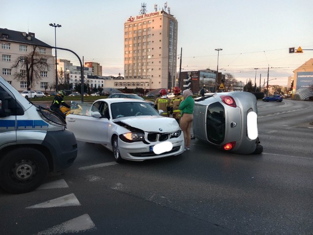 Zderzenie dwóch samochodów osobowych na Rondzie Jagiellonów.