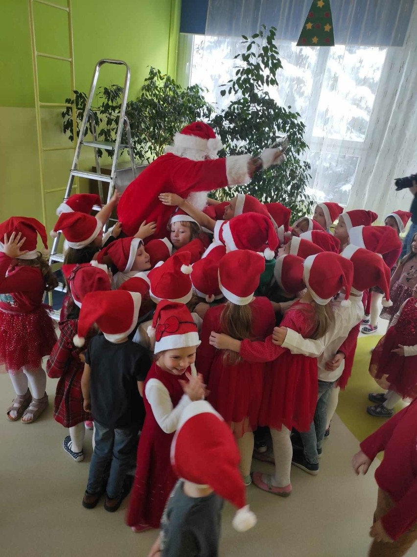 Tarnobrzeg. Święty Mikołaj ze swą ekipą odwiedził dzieciaki w miejscowym szpitalu. Było wiele radości