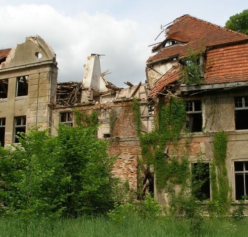 Po majowej burzy z pięknego pałacu pozostały ruiny. Przed wojną była to siedziba rodu von Borcke.