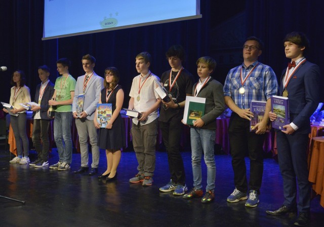 Podczas spotkania w radomskiej Resursie Obywatelskiej jako pierwsi zostali uhonorowani nagrodami zwycięzcy Radomskich Zawodów Matematycznych w różnych kategoriach szkół.