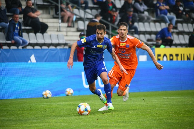 Patrik Misak (w pomarańczowej koszulce) zanotował asystę przy zwycięskim golu dla "Słoni" zdobytym przez Vladislavsa Gutkovskisa