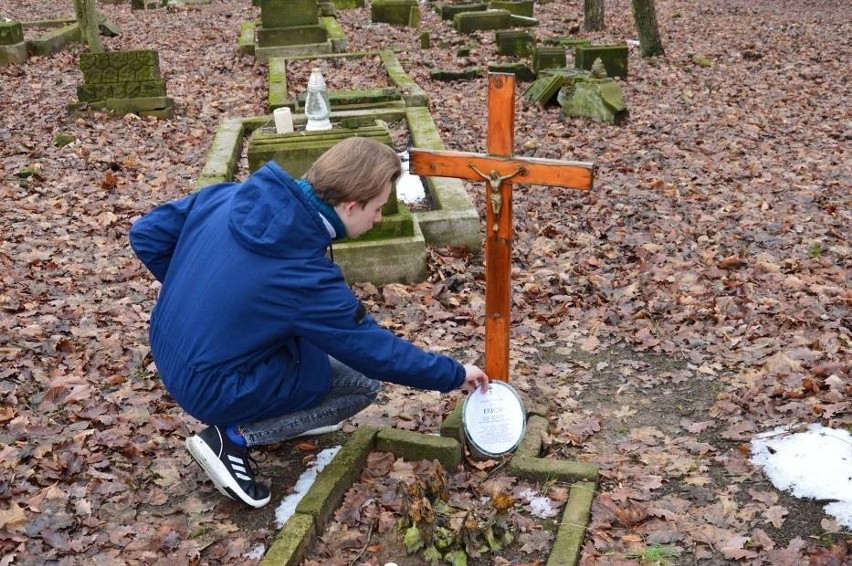 Piotr przyjeżdża na cmentarz wraz z tatą prawie w każdą...