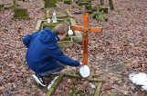 Nastolatek sam rekonstruuje stary cmentarz w Podłej Górze. - To praca na całe życie - mówi