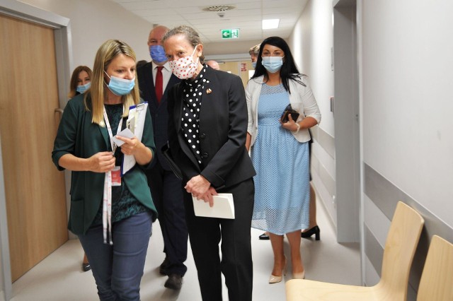 Ambasador Leslie Scanlon wizytując we wtorek żywiecki szpital podkreśliła potencjał medyczny tej placówkiZobacz kolejne zdjęcia. Przesuwaj zdjęcia w prawo - naciśnij strzałkę lub przycisk NASTĘPNE