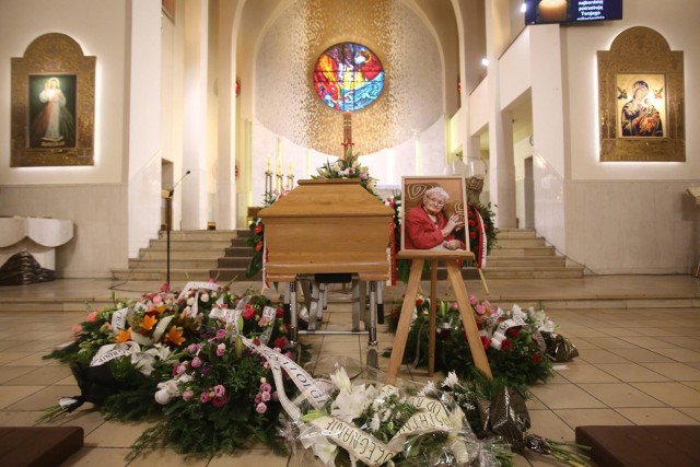 We wtorek 23 sierpnia o godzinie 10.00 w kościele św. Jerzego w gliwickich Łabędach odbył się pogrzeb Tekli Juniewicz, najstarszej Polki. Zobacz kolejne zdjęcia. Przesuwaj zdjęcia w prawo - naciśnij strzałkę lub przycisk NASTĘPNE