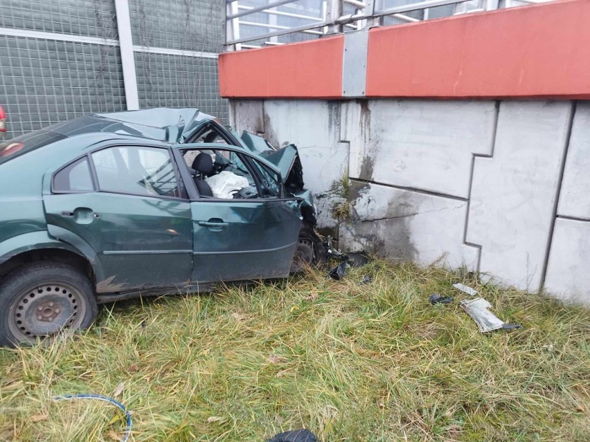Tragedia na drodze ekspresowej numer 7 w Skarżysku. Samochód uderzył w beton, zginął człowiek. Licznik auta zatrzymał się na 185…