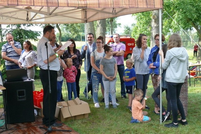 Piknik Rodzinny Parafii Wniebowzięcia Najświętszej Marii Panny w Trzebczu Szlacheckim połączono ze świętowaniem 20-lecia święceń kapłańskich księdza Mariusza. Zaczęło się od mszy, podziękowań, gratulacji i specjalnie przygotowanego na tę okazję tortu. Potem była już tylko zabawa. Nie zabrakło konkursów sprawdzających wiedzę i sprawność - oczywiście z atrakcyjnymi nagrodami. Uczestnicy próbowali więc sił w quizach z wiedzy ekologicz-nej, strzelaniu z łuku czy wiatrówki, sprawnościówkach dla najmłodszych, konkursie przeprowadzonym przez przedstawicieli KRUS-u oraz teście wiedzy o proboszczu. Przygrywał zespół muzyczny, wystąpiły też mieszkanki sołectwa Trzebcz Królewski. Można było posilić się pysznym ciastem, kiełbaskami i karkówką z grilla. 