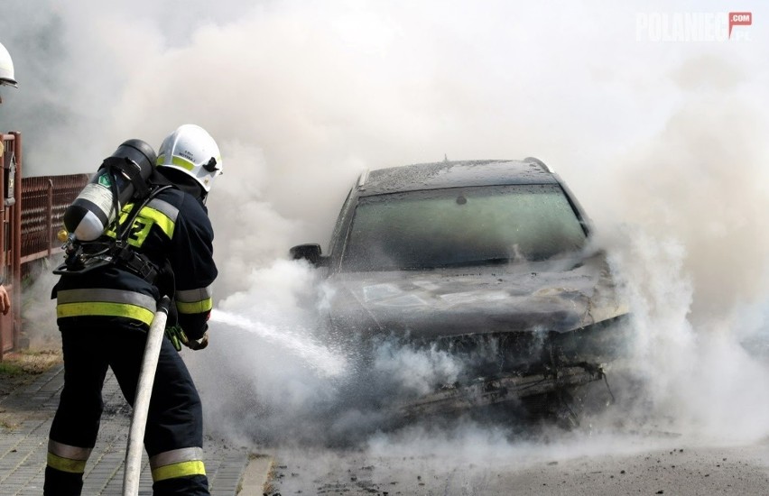Na ulicy Jędrusiów w Połańcu samochód stanął w ogniu (ZDJĘCIA)