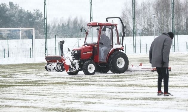 Trener Widzewa - Andrzej Woźniaksprawdza, czy na zaśnieżonym boisku da się pracować