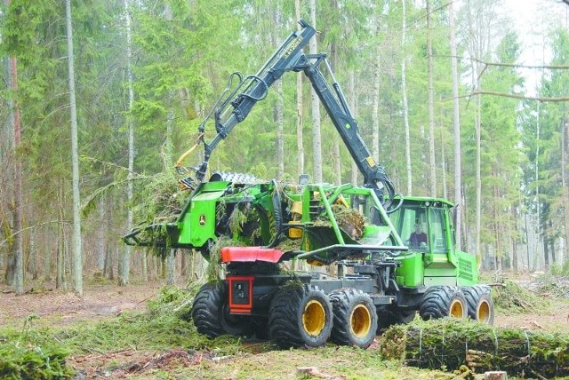 Jeden z kombajnów formujących baloty z gałęzi na powierzchniach z wyciętymi drzewami w Nadleśnictwie Supraśl