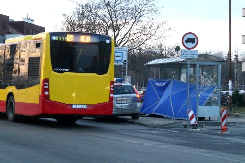 Śmierć na przystanku autobusowym we Wrocławiu. Nie żyje mężczyzna [ZDJĘCIA]