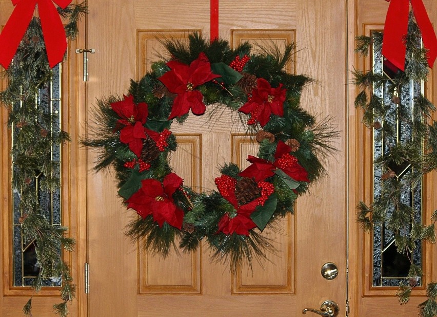 Pięknie ozdobione drzwi sprawią, że poczujemy świąteczną...
