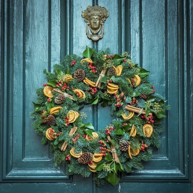 Klasyczną ozdobą drzwi na Boże Narodzenie jest świąteczny...