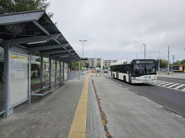 Jadące w kierunku centrum miasta autobusy linii nr 20 od soboty 21 października nie będą omijać przystanku "Koniuchy" w pobliżu zajezdni autobusowej. Zatrzymywać się tu również będą autobusy linii nocnej N93. Na ten przystanek nadal nie wróci "jedenastka"