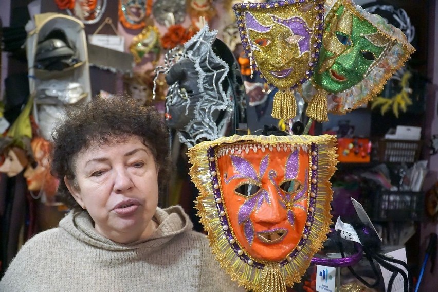 Mariola Ossowska ręcznie maluje i dekoruje każdą maskę.