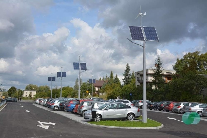 Dwa parkingi przy stacjach kolejowych w gminie Słomniki są gotowe. Teraz powstaje trzeci [ZDJĘCIA]