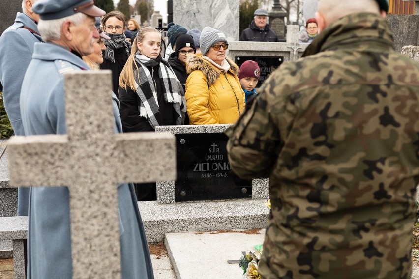 Uroczystość w 105. rocznicę powołania 18 Pułku Artylerii Lekkiej. 15.02.2024 złożono kwiaty na cmentarzu parafialnym w Ostrowi Mazowieckiej