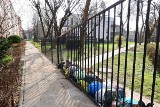 Spór o płot na Borku we Wrocławiu jak u Karguli i Pawlaków! Nie można wywieźć śmieci, a mieszkańcy płacą