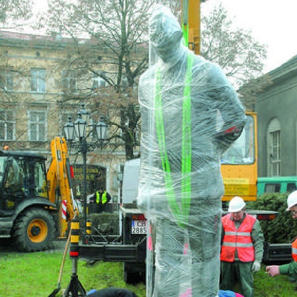 Dla zabezpieczenia statuę owinięto folią, po czym przystąpiono do skuwania cokołu. To był najtrudniejszy i najdłużej trwający etap demontażu pomnika - o 9.25 dźwig przeniósł rzeźbę na trawnik.