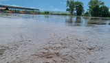 W Skalbmierzu trwa usuwanie skutków gwałtownej burzy z ulewnym deszczem. Zamulone rowy, zalane boisko. Zobaczcie zdjęcia