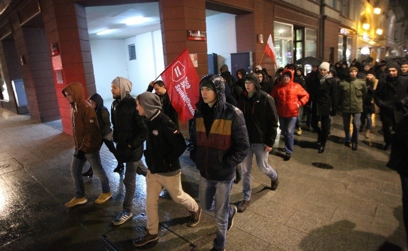 Demonstracja na ul. Piotrkowskiej. Podważają wyniki wyborów samorządowych