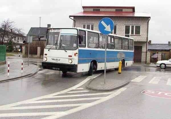 Ten autobus jechał przepisowo i mało co nie zawadził o znak. Większość kierowców omija przeszkodę po lewej stronie.