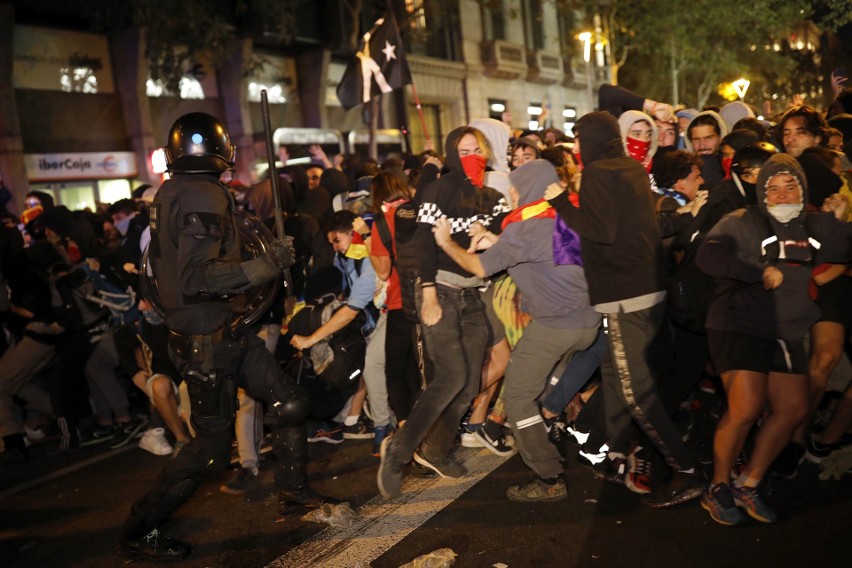 Hiszpania: Katalonia wrze po skazaniu liderów ruchu niepodległościowego [ZDJĘCIA] Protesty w Barcelonie, płoną barykady, walki z policją