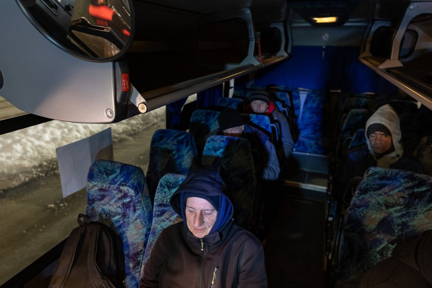 Wieczorny autobus wozi pomoc dla bezdomnych