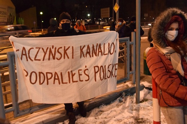 W związku z publikacją uzasadnienia wyroku Trybunału Konstytucyjnego w sprawie aborcji w całej Polsce dochodzi do protestów kobiet. Ogólnopolski Strajk Kobiet w Kielcach zapowiedział spacer przed siedzibą Prawa i Sprawiedliwości przy ulicy IX Wieków 2 w Kielcach. Strajk ruszył o godzinie 19:30. Zapraszamy do oglądania zapisu transmisji. Protestujący zaczęli się zbierać już przed godziną 19:30 przed siedzibą Prawa i Sprawiedliwości przy alei IX Wieków Kielc 2 w Kielcach. Pojawiło się kilkadziesiąt osób niosących transparenty wyrażające ich zdenerwowanie. Zobaczcie co się działo >>>