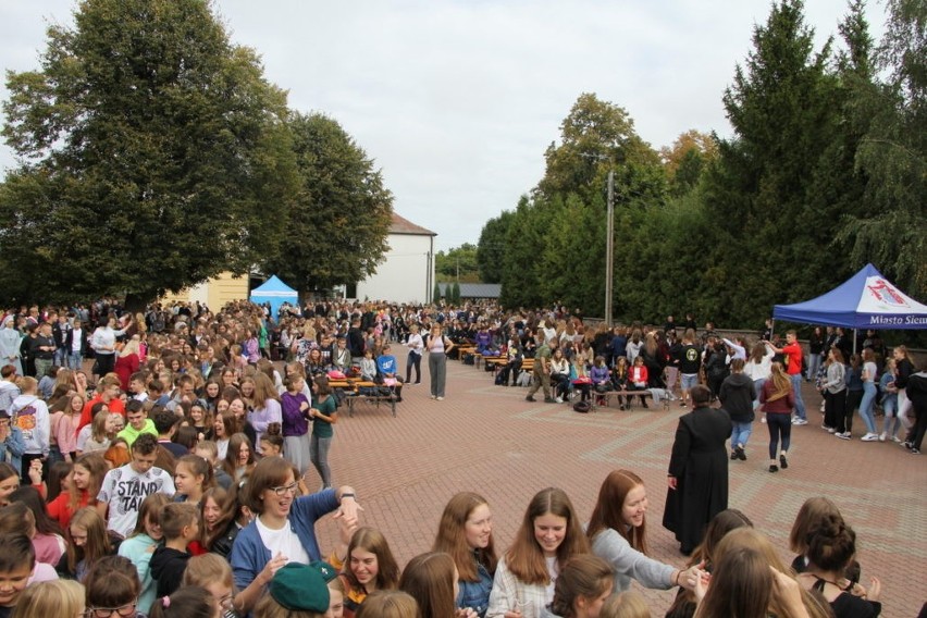 Diecezjalny Dzień Młodzieży w Drohiczynie. Wspólne tańce, modlitwa i koncert raperów