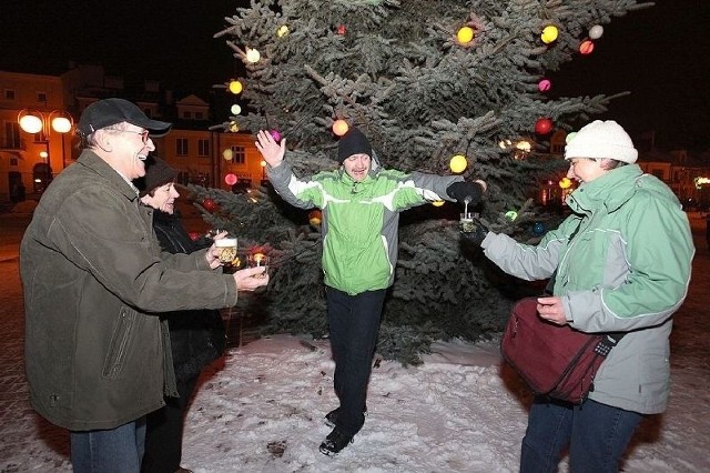 Jeśli nie mamy gdzie się wybrać na Sylwestra, zawsze możemy pójść na zabawę na plac Bartosza Głowackiego w Tarnobrzegu. W ubiegłym roku tarnobrzeżanie bawili się szampańsko