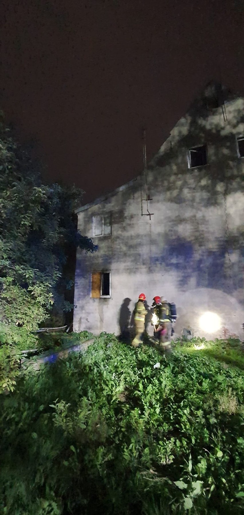 Gdańsk: Pożar pustostanu przy ul. Wałowej 20.08.2022 r. Nikt nie ucierpiał. Parter budynku pełen śmieci doszczętnie wypalony. ZDJĘCIA