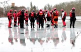 Ważny pokaz na jeziorze! Straż pożarna uczyła dzieci w Łagowie, jak bezpiecznie spędzić zimowe ferie 