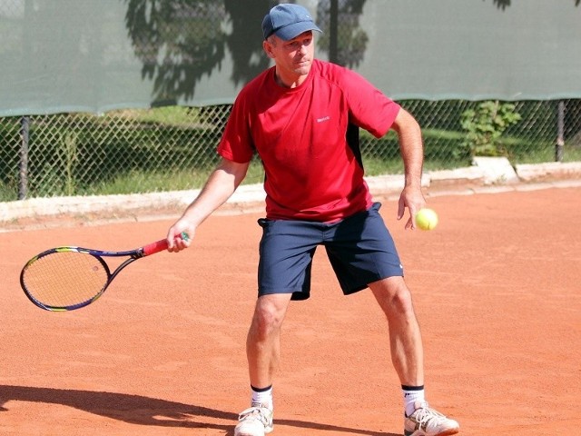Marek Dawidczyk zanotował pierwsze zwycięstwo w turnieju open na kortach ziemnych przy ulicy Hallera.