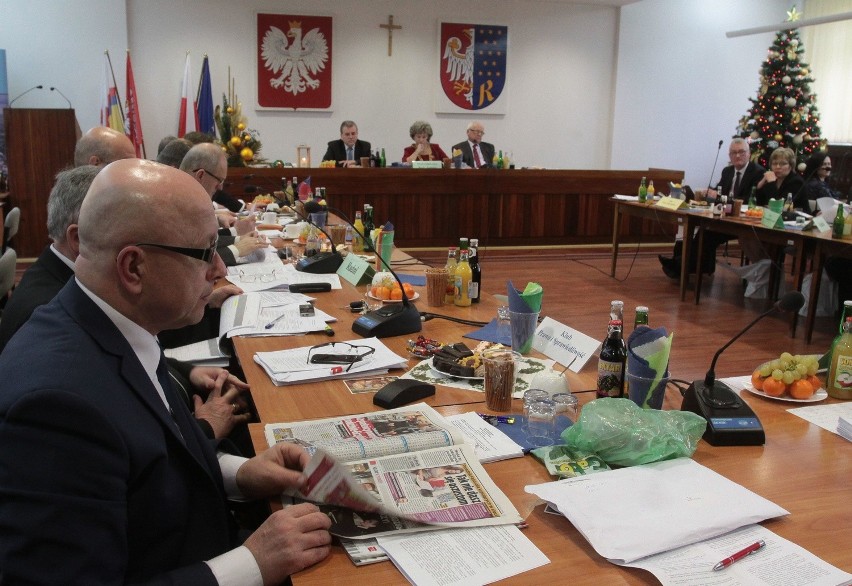 Przedświąteczna sesja Rady Powiatu Radomskiego. Radni przyjęli budżet na 2016 rok bez dyskusji