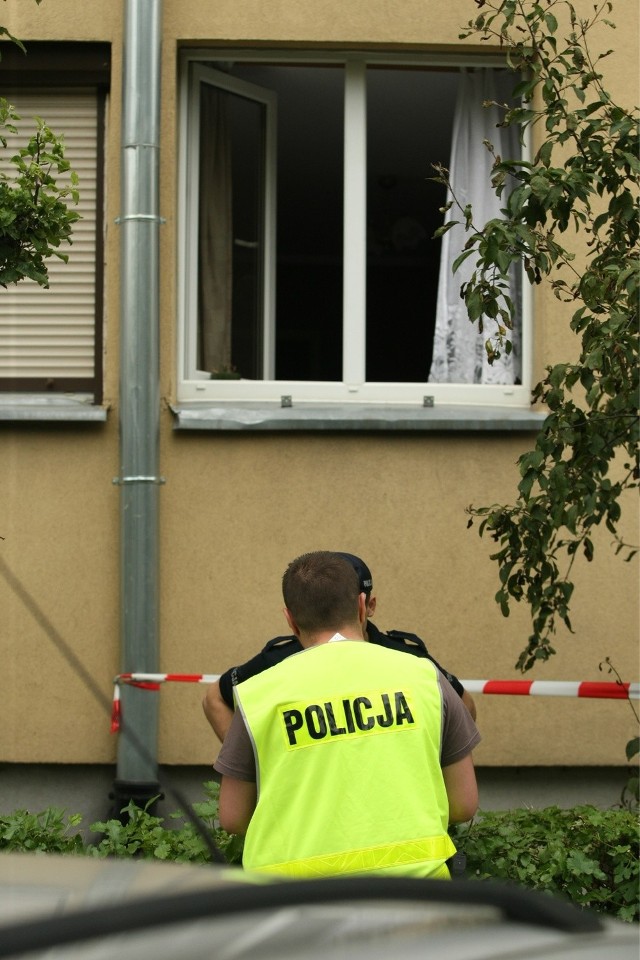 Piętnaście lat więzienia dla mężczyzny, który - w czasie rodzinnej awantury w mieszkaniu przy ulicy Bystrzyckiej - zastrzelił swoją  żonę/zdjęcie ilustracyjne